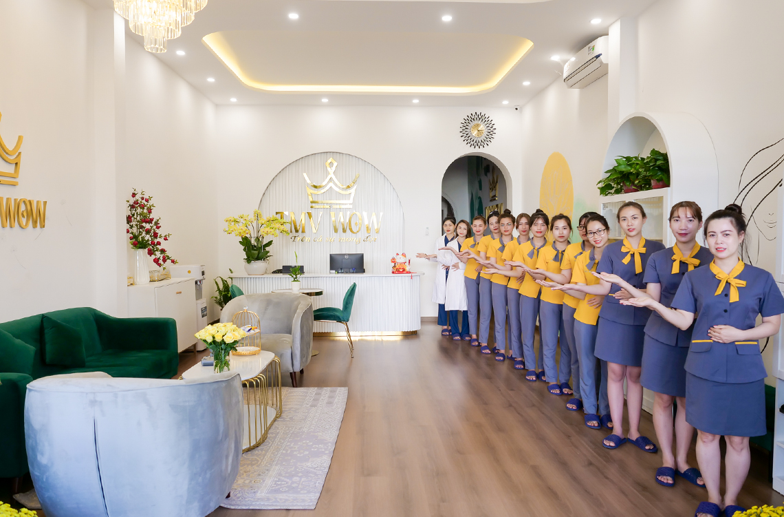 Khách hàng tư vấn dịch vụ thẩm mỹ mũi tại WOW